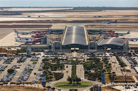 larnaca airport αφιξεις